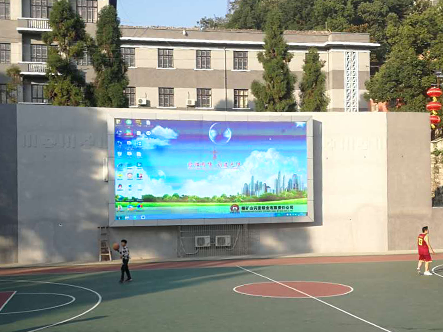 湖南长沙冷水江东某广场LED全彩显示屏项目